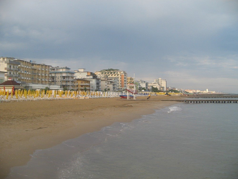 Strand Jesolo Richtung Osten by Alexander der Zeiger