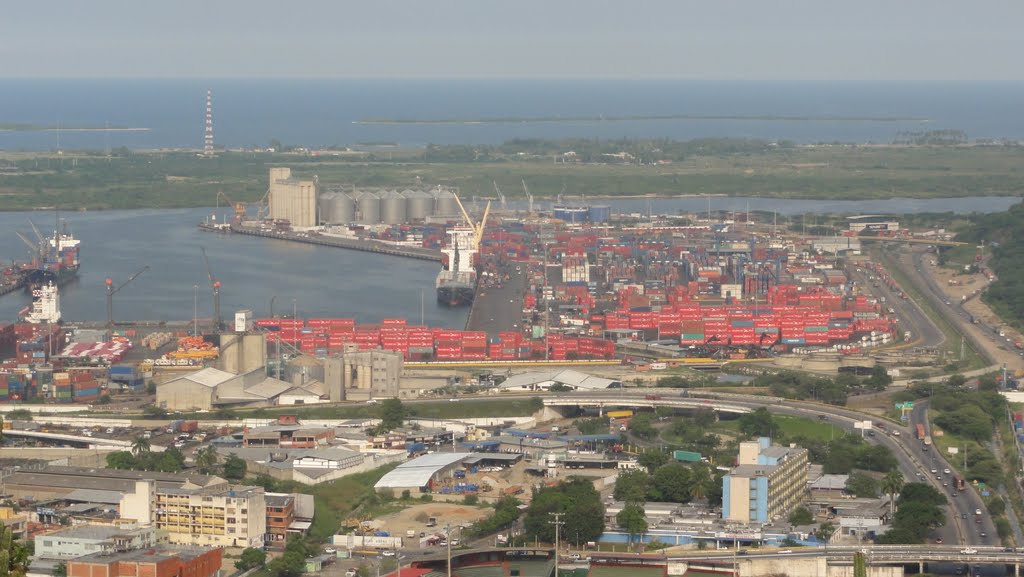 Vista de los muelles en Puerto Cabello desde el Fortin solano by wenceslao hernandez