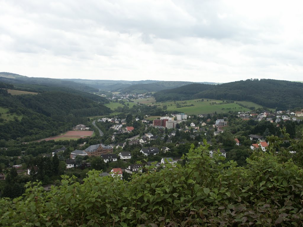 Uitzicht vanaf Warsberg op Saarburg by Annemieke Botschuijv…