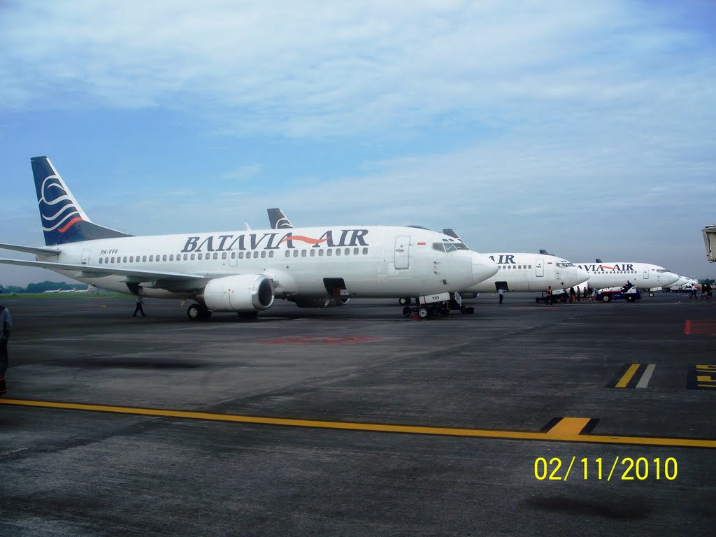 Batavia Air at Juanda Airport by fauzi