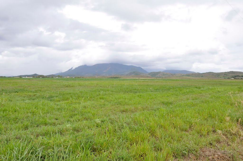 Activités agricoles dans la plaine et minières sur le Kopeto by claude marceluc