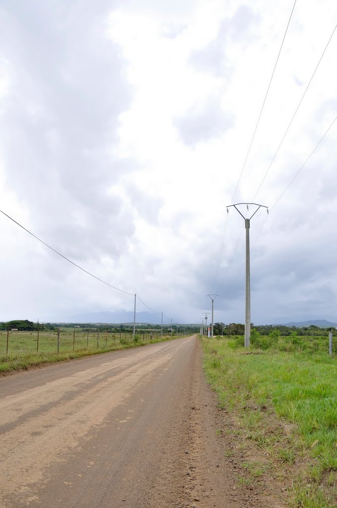 Ligne droite dans la plaine de Pouembout by claude marceluc