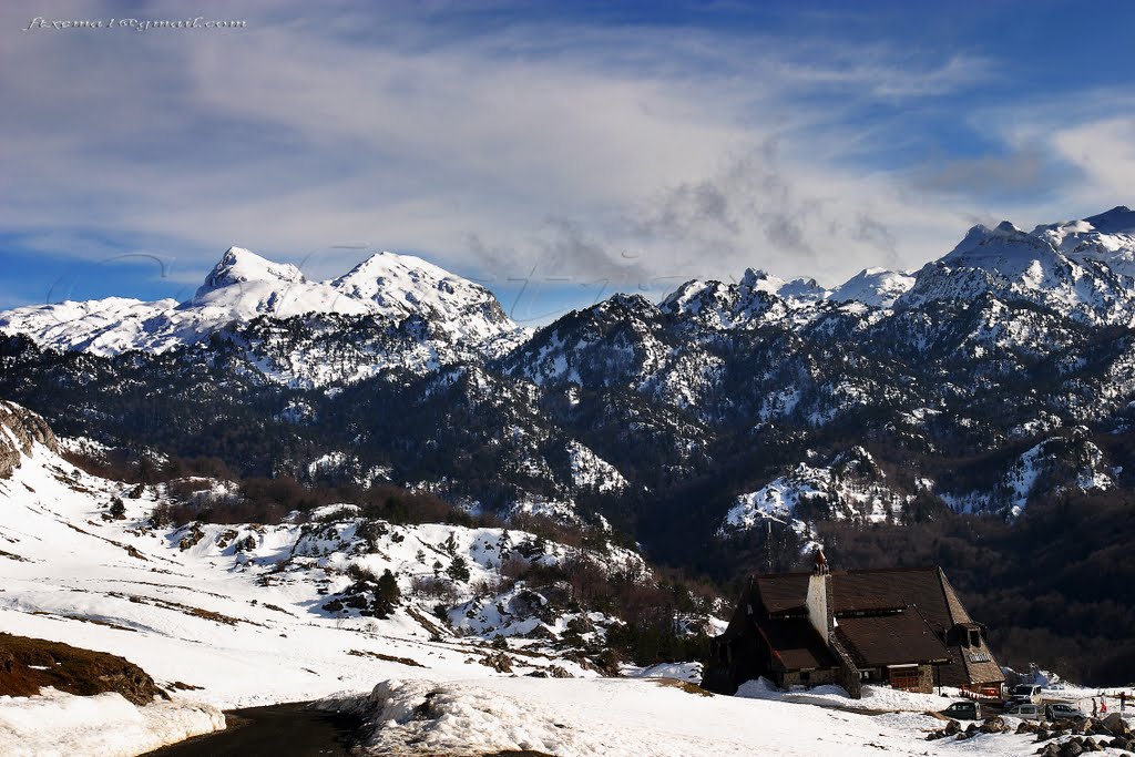 Refugio de Belagua by Txema Bacaicoa