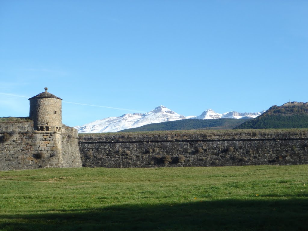 Castillo de San Pedro y Collarada nevado. by Do LittleSister