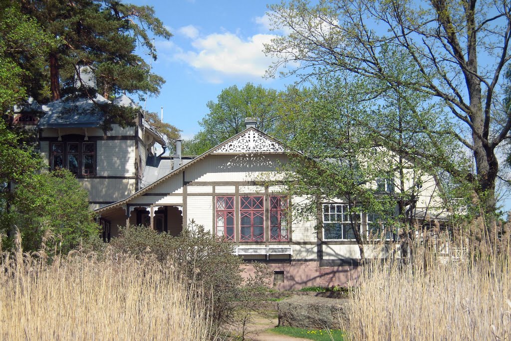 South facade of Villa Rulludd by Petteri Kantokari