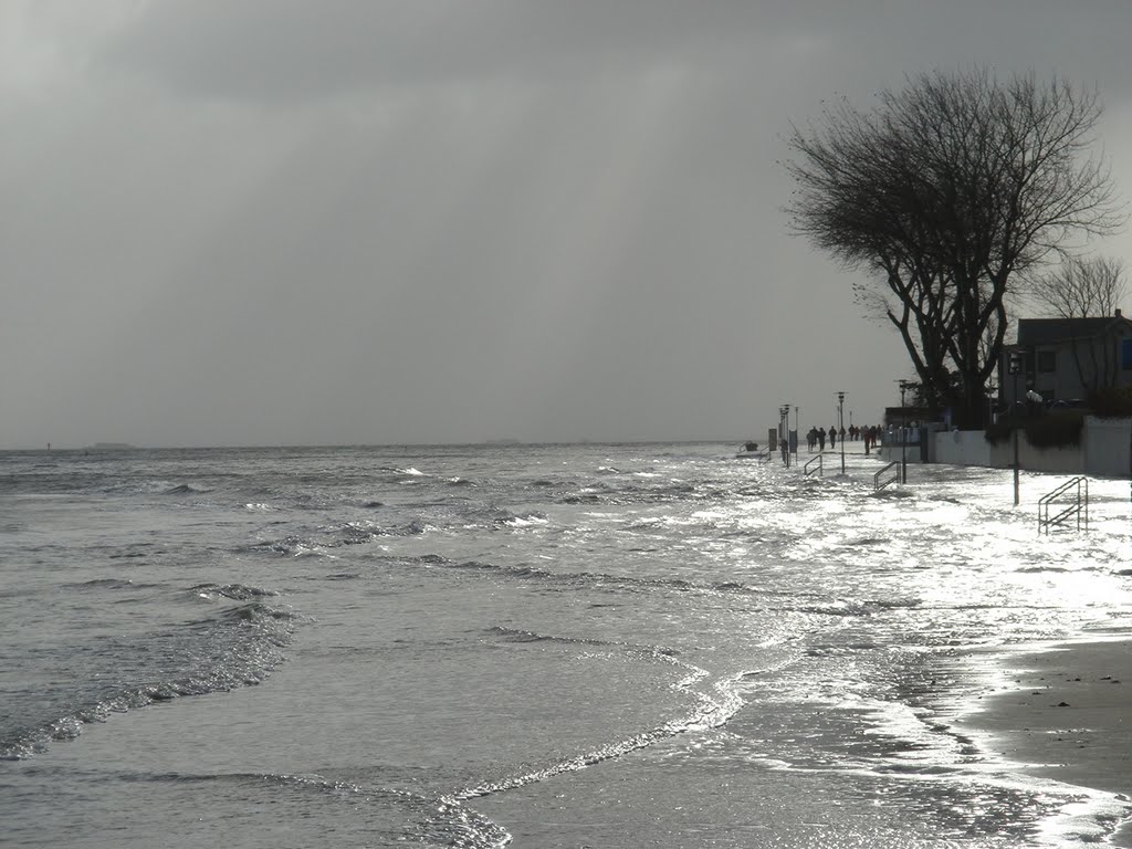 Strand und Promenade bei Sturmflut by inselfriseur