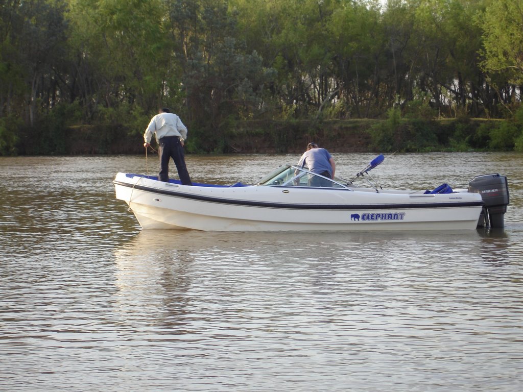 Pescando en Los Meones by Claudio R. K.