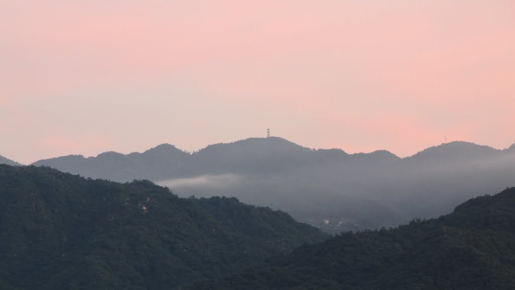 六甲山連峰を望む (Overlooking the Rokko mountain range) by hiroshi omachi