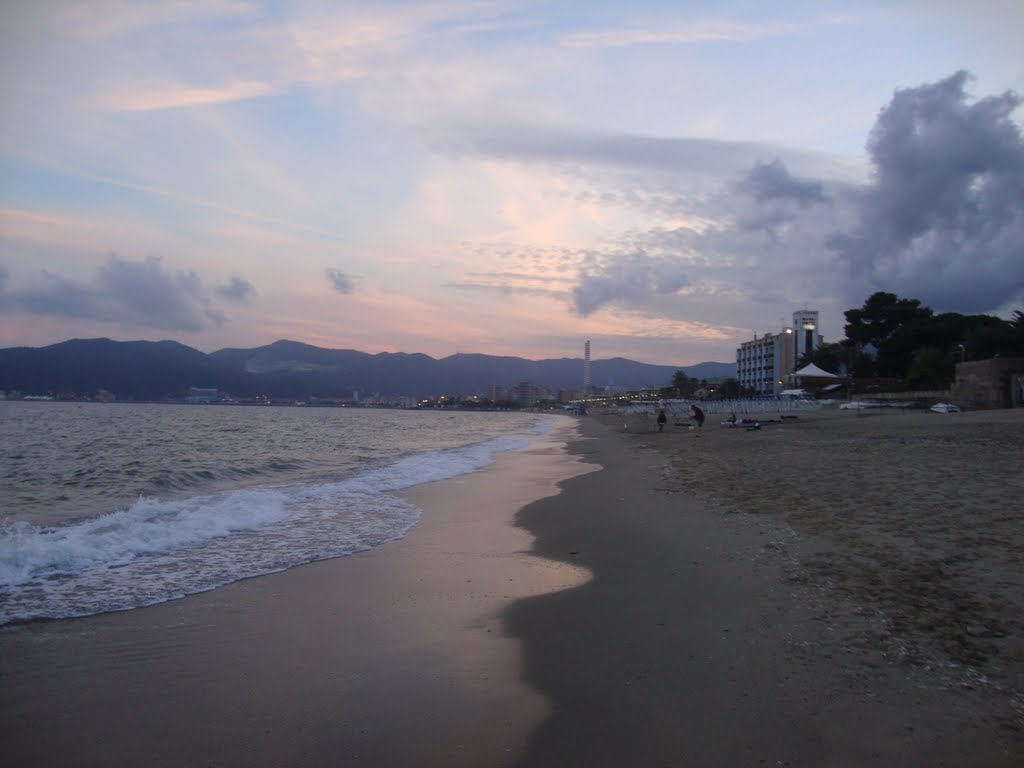 Savona, Spiaggia tra le Fornaci e Zinola by pepenoce