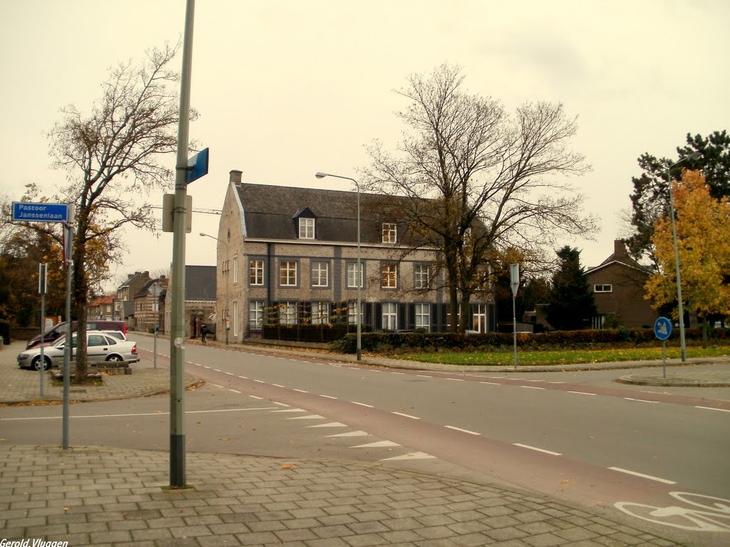 Wethouder van Caldenborghlaan met tegen over het oude Herenhuis.... 11 Nov. 2010 by Gerold Vluggen