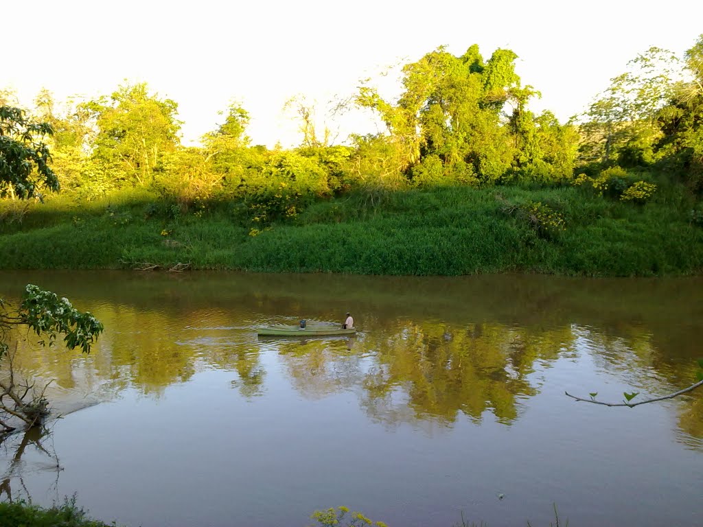 Pescador armando espinhal no entardecer do Rio Itararé - Santana do Itararé/PR by tolinha