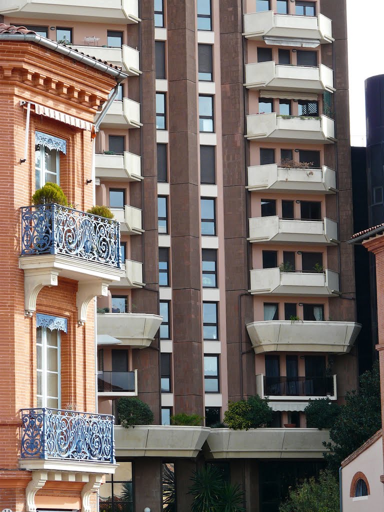 Toulouse : place Dupuy, balcons anciens et modernes by JLMEVEL