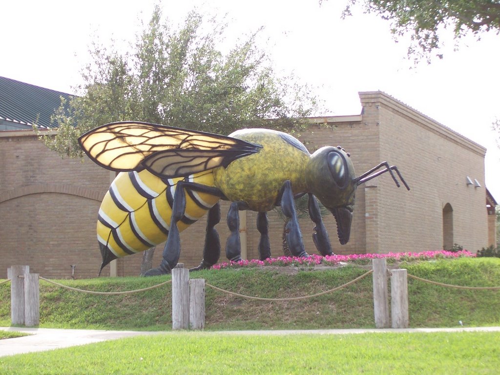 La abeja by Oscar Gris