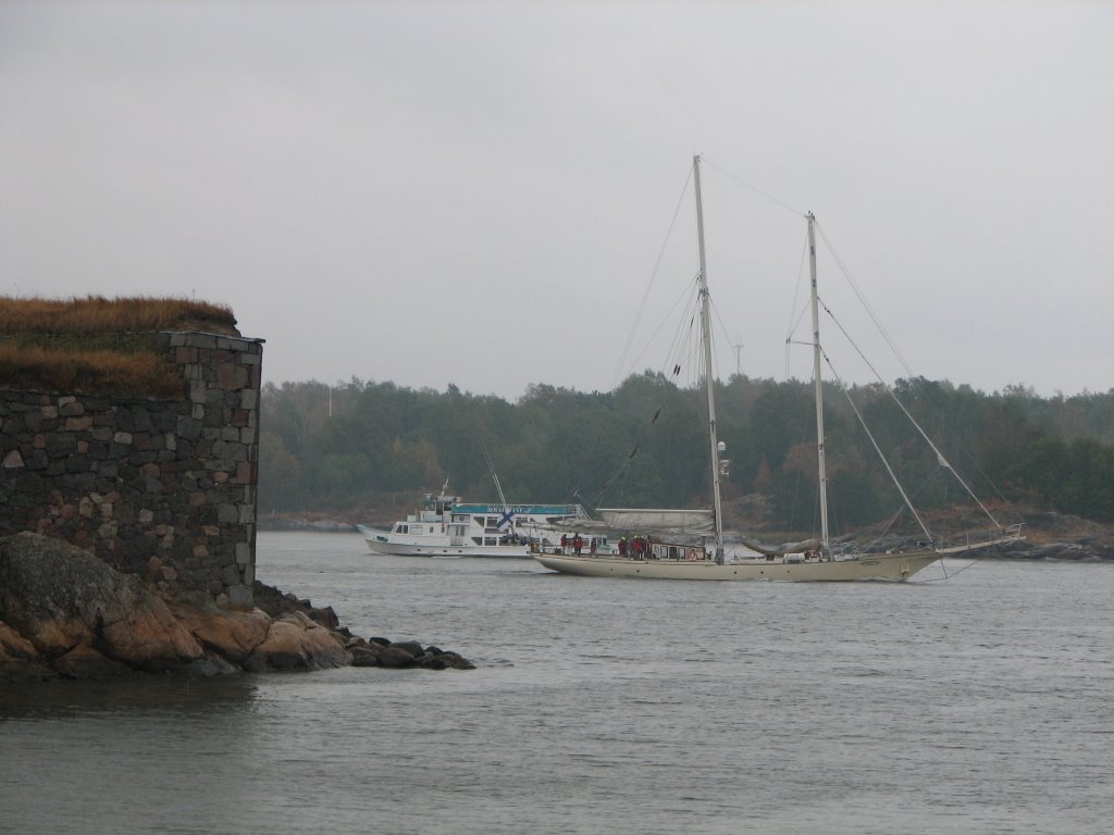 Suomenlinna. Scooner Helena. :) by Ivan Z.