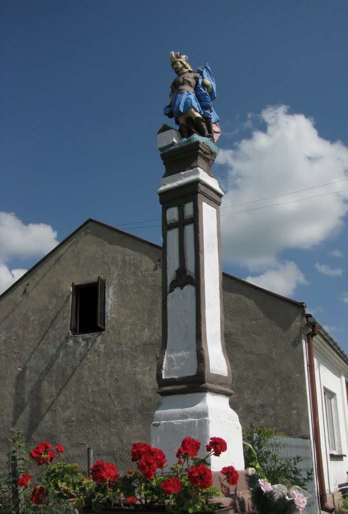 Raków. Stary pomnik by Danuta Haraf