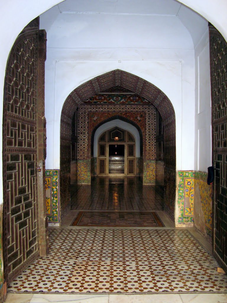 Noor ud din Muhammad Jahangir Tomb by Waheed Ashraf