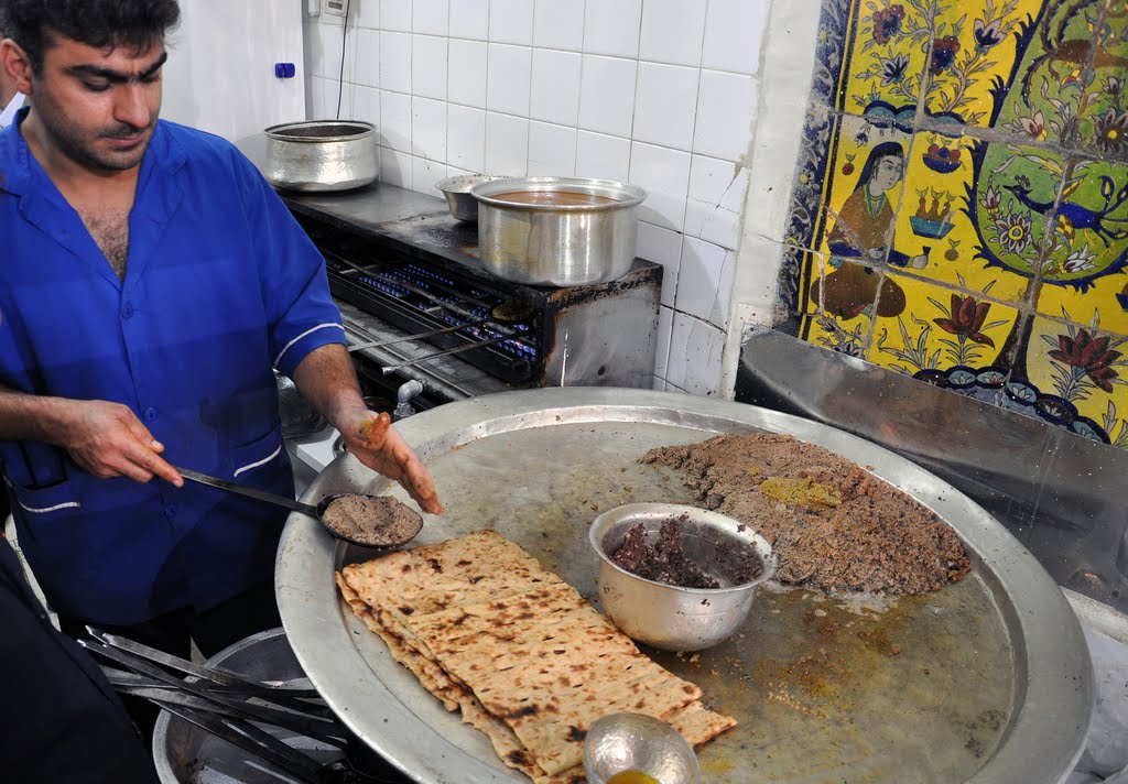 Fast Food (Beryani), The Bazaar of the Isfahan (Esfahan), Iran, October 2010, Photo by Hossein Chaychi - غذاي سنتي (برياني)، بازار اصفهان، آبان ماه 1389، عكس از حسين چايچي by Hossein Chaychi