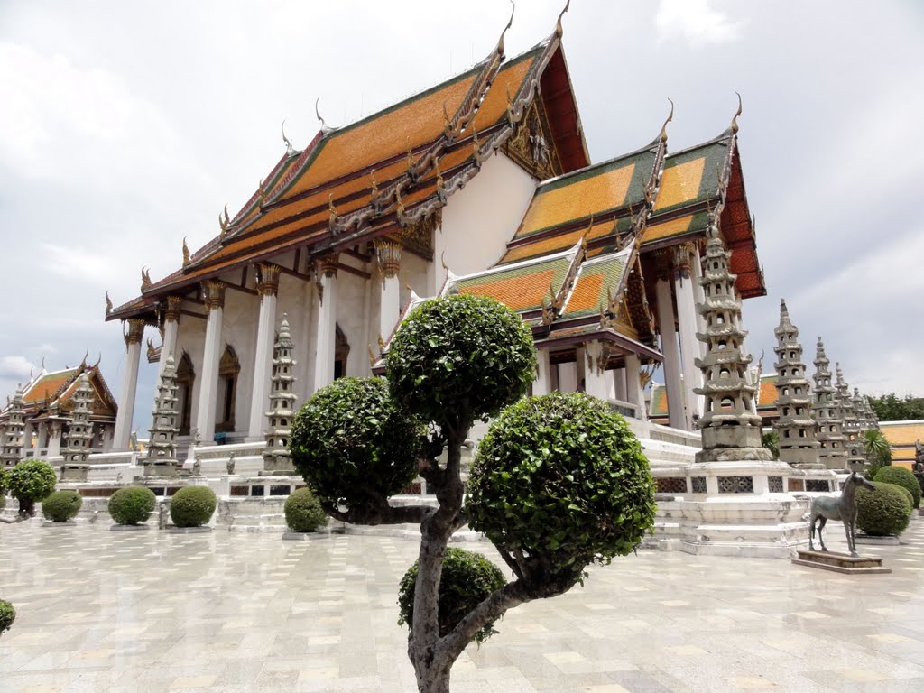 Wat Ratchabophit, Phra Nakhon, Bangkok 10200, Thailand by Stefan Gurtner