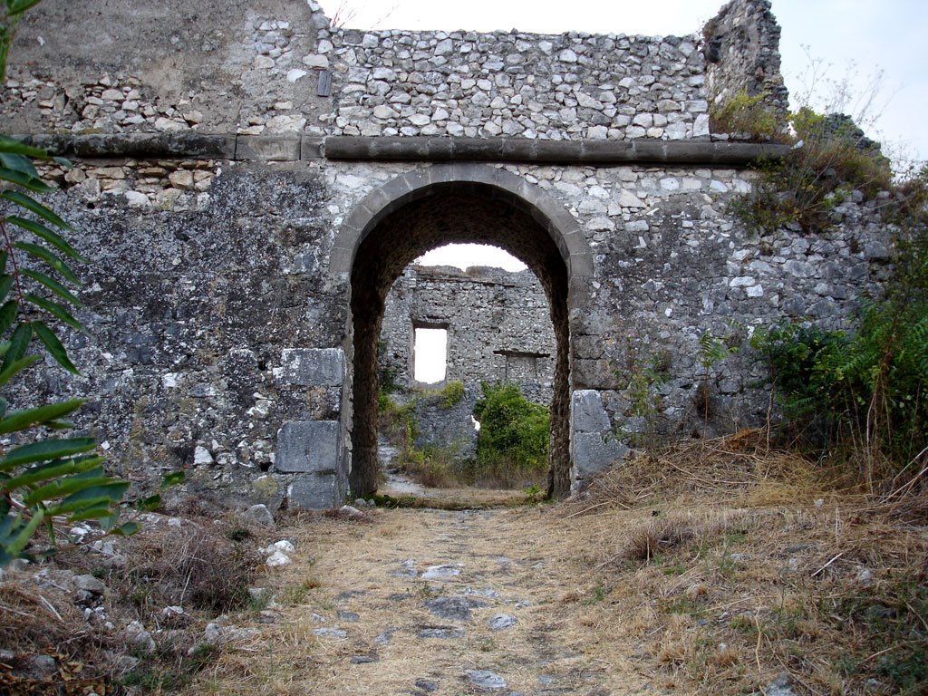 Vairano Patenora: ruins of the castle by Luca Terracciano