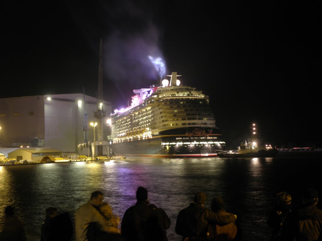 Meyer Werft Papenburg mit Schiffsneubau "Disney Dreams" by AThomsen