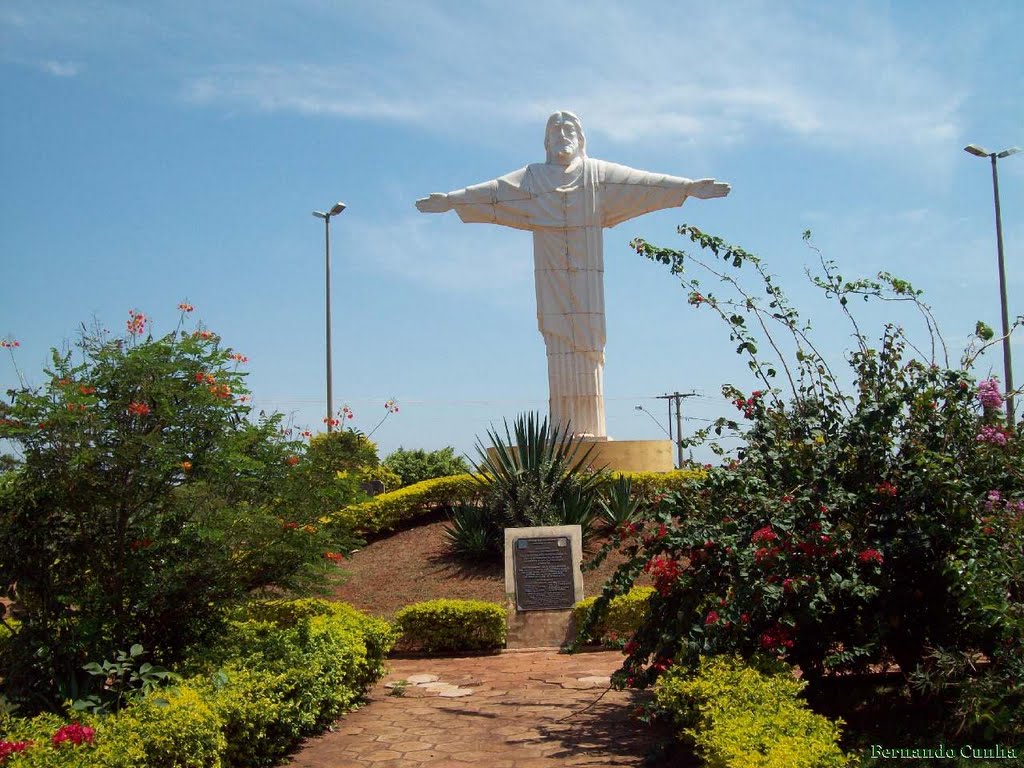 Cristo Redentor na Pracinha João Soares de Assunção, rotatória de entrada para Carneirinho Minas Gerais. Outubro/2010. by Nando Cunha - 1