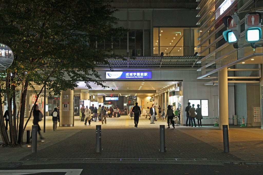 夜の成城学園前駅(A station square in the evening) by Tomo Satoshy