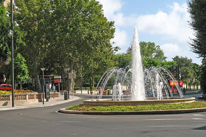 Plaza Reina by Víctor Cespón