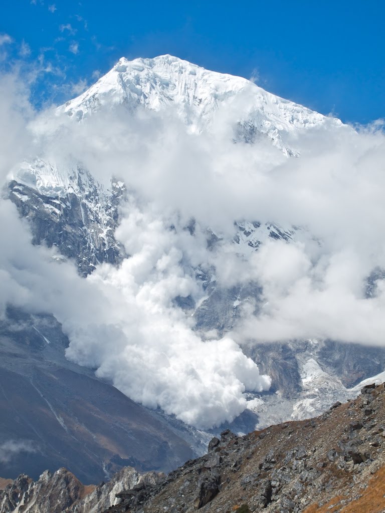 Lawine vom Langtang Lirung by Georg Benzer