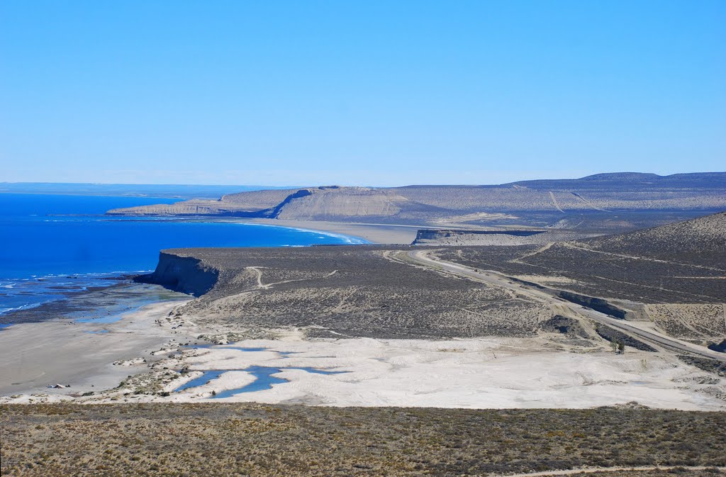 Vista sur hacia Punta Peligro_Chubut by Hector F. Garrido