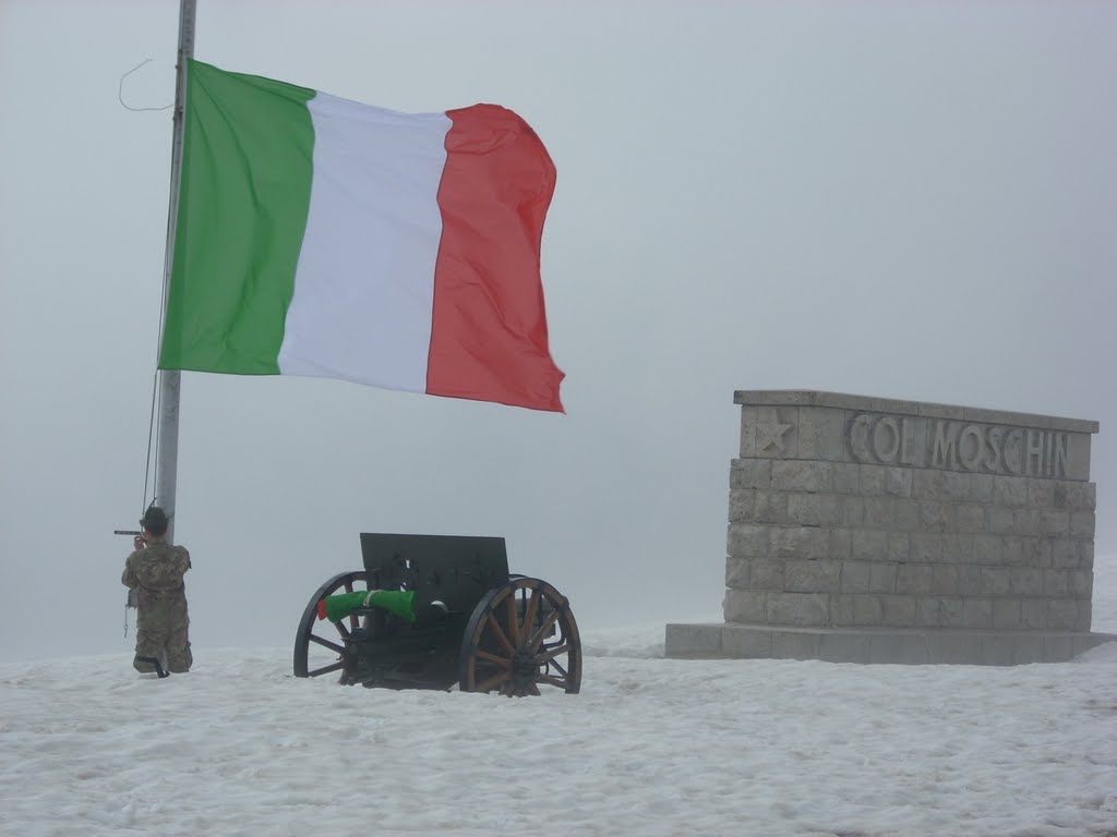 Alpino durante la cerimonia quotidiana dell'abbassa bandiera by Kemjö