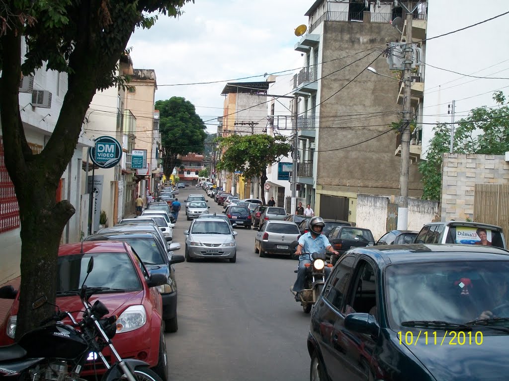 RUA DES. ALONSO ESTARLING .1. CENTRO DE MANHUAÇU (FOTO) ROBSON AZEVEDO 1980 by Robson carlos de aze…