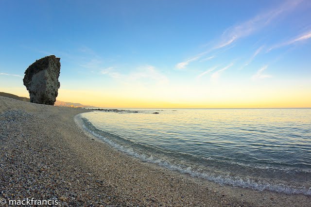 Peñasco de la Playa de los Muertos by mackfrancis