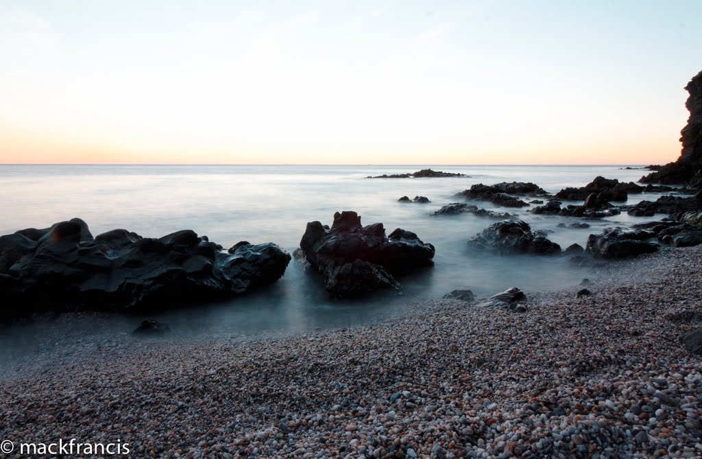 Rocas y Seda de la playa de muertos by mackfrancis