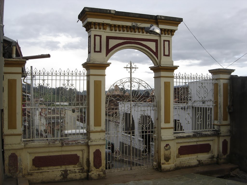 Puerta de acceso al Calvario by alejandrino tobon