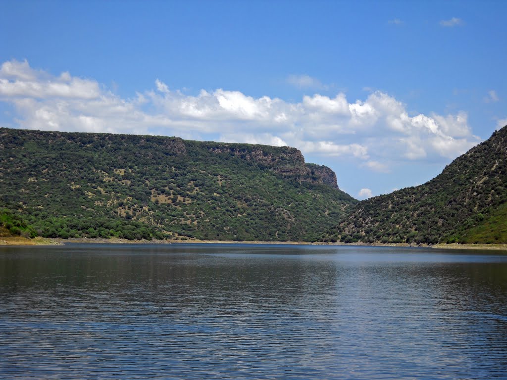 Lago del Medio Flumendosa by silvy57