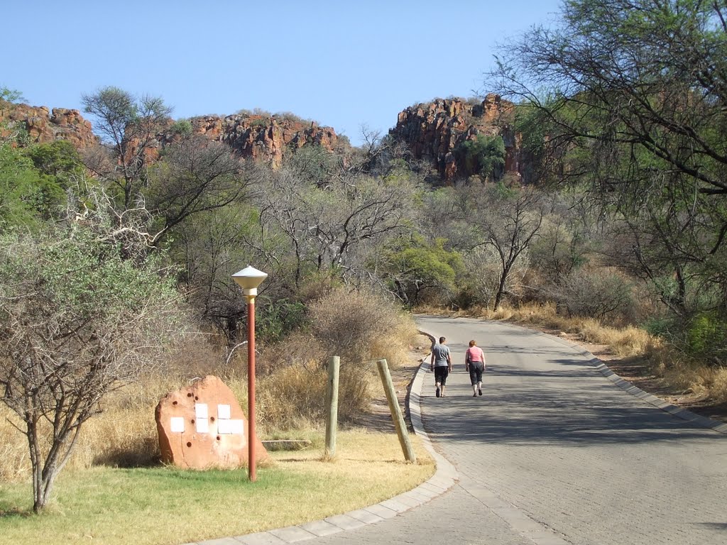 Blick von unten auf den Aussichtspunkt vom Waterberg-Plateau, 27.10.10 by Wolfgang Hanko