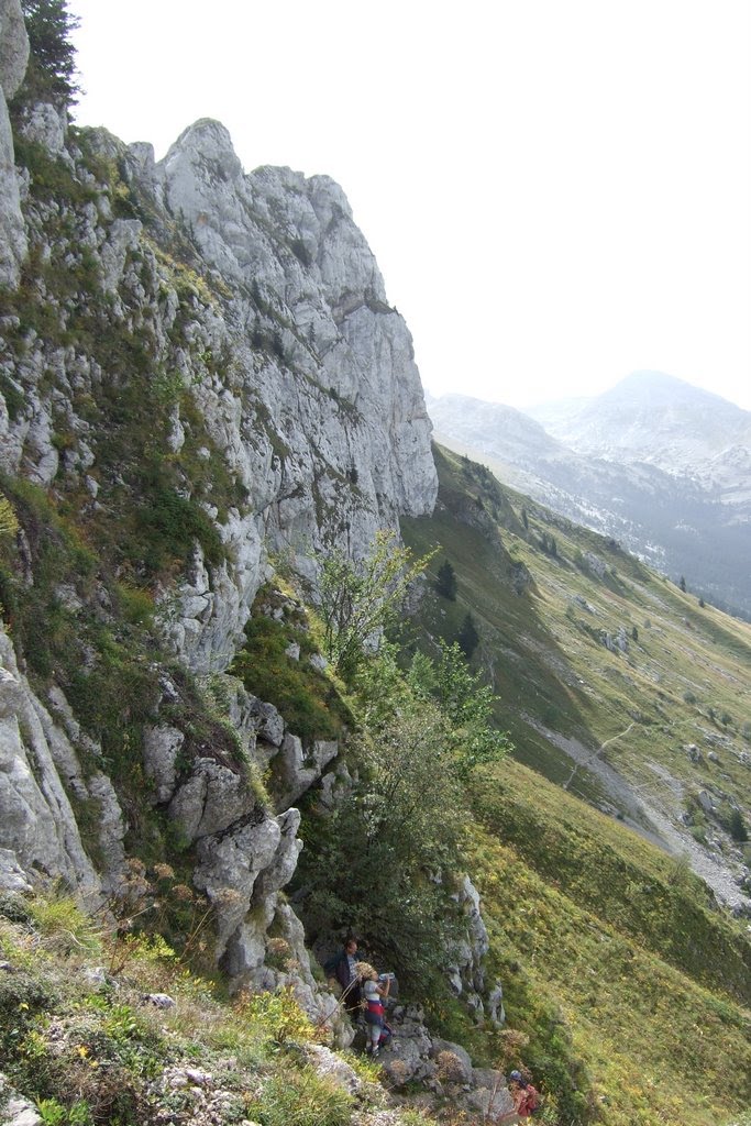 En arrivant au Col Vert, vue sur les falaises ouest, vers le sud by Christian Rau