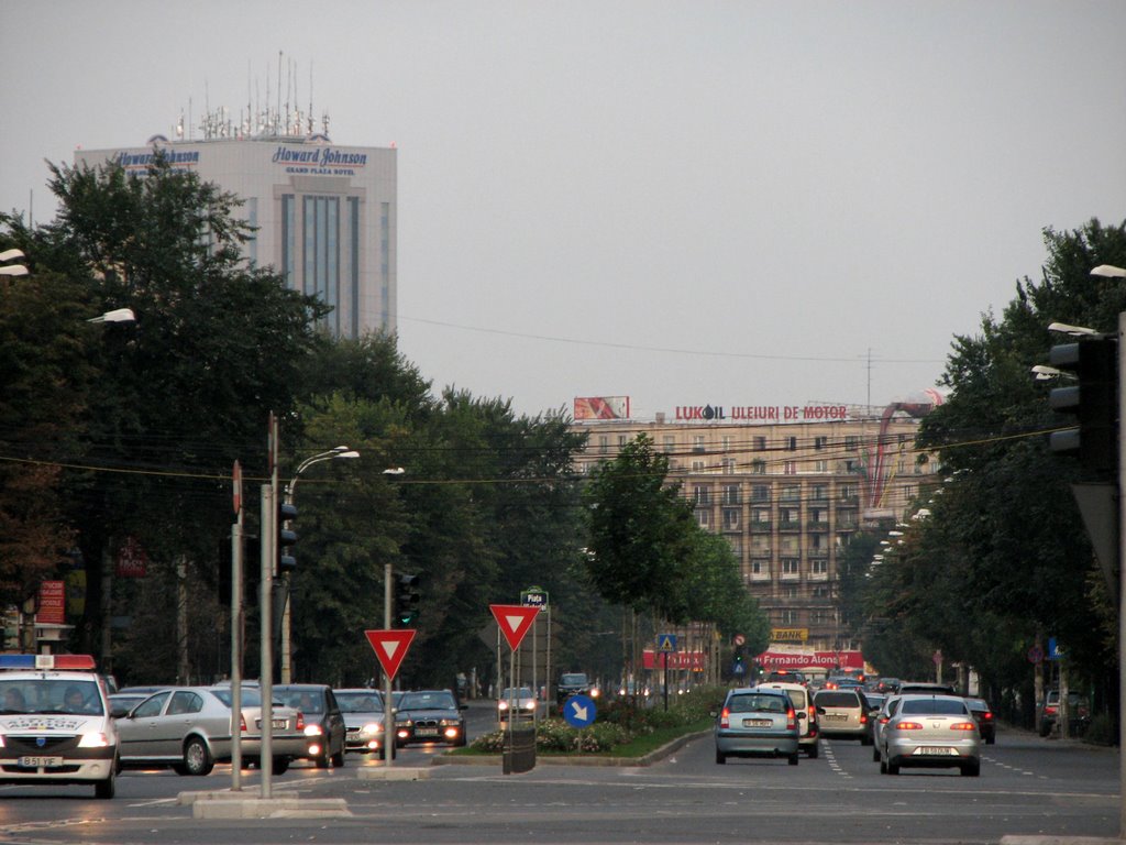 Romana Sq. from Victoriei Sq. (sept. '07) by © Andy Loghin