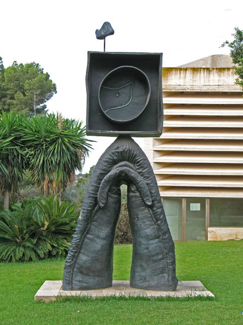 Fundació Pilar i Joan Miró - Estátua by Victor Cespón