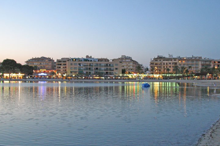 Port d'Alcúdia - Playa de noche by Victor Cespón