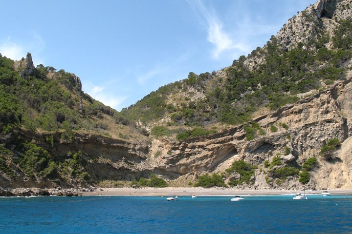 Cala con barcos by Victor Cespón