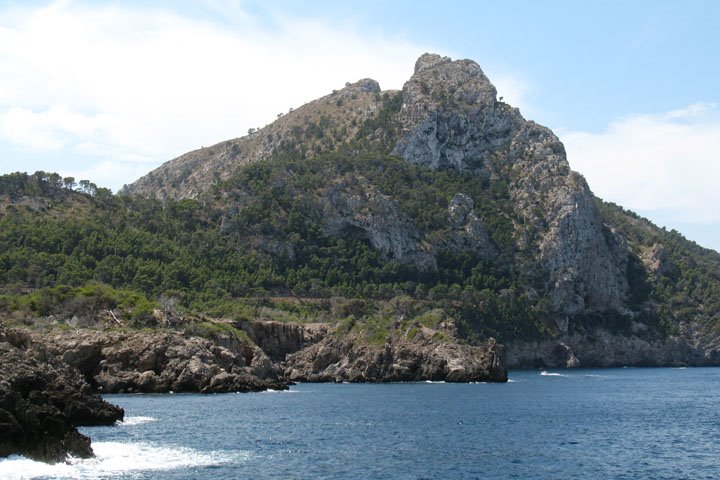 Cala de los pinos by Víctor Cespón