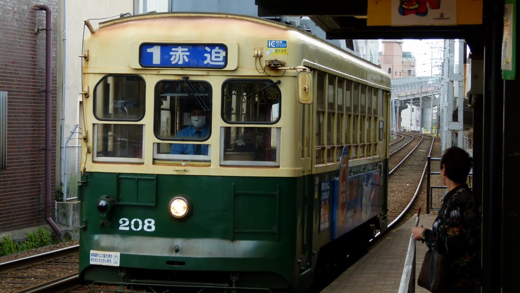 Nagasaki Tram at Matsuyamamachi Stop by TerryHD2