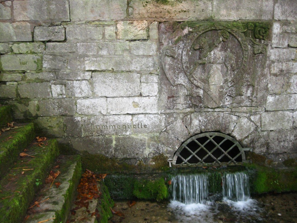 Lammequelle , Quellgrotte im Klosterpark von Lamspringe by Vince Weber