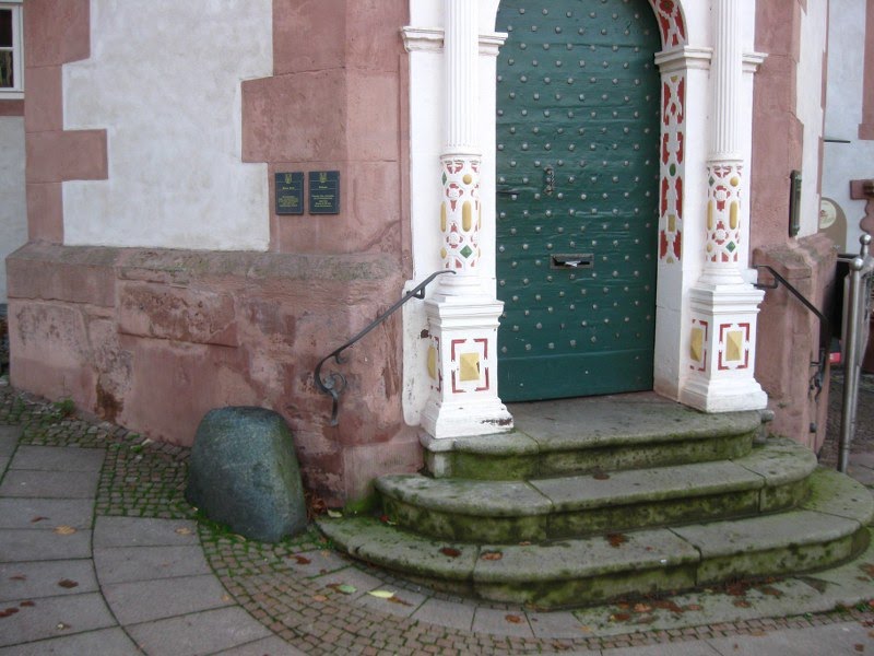 Alfelder Rathaus und der "Blaue Stein" by Vince Weber