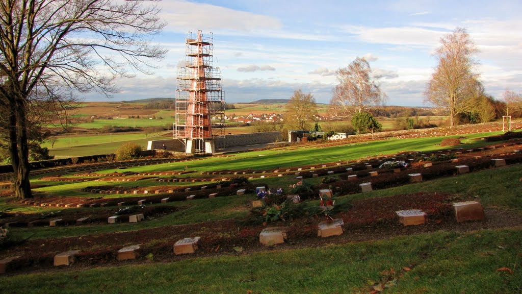 Kriegsgräberstätte am Nagelberg bei Treuchtlingen, 2545 Gräber mit 21m hohem Mahnmal // War Graves at the Nagelberg at Treuchtlingen, 2545 graves with 21m high memorial by Artur Lutz