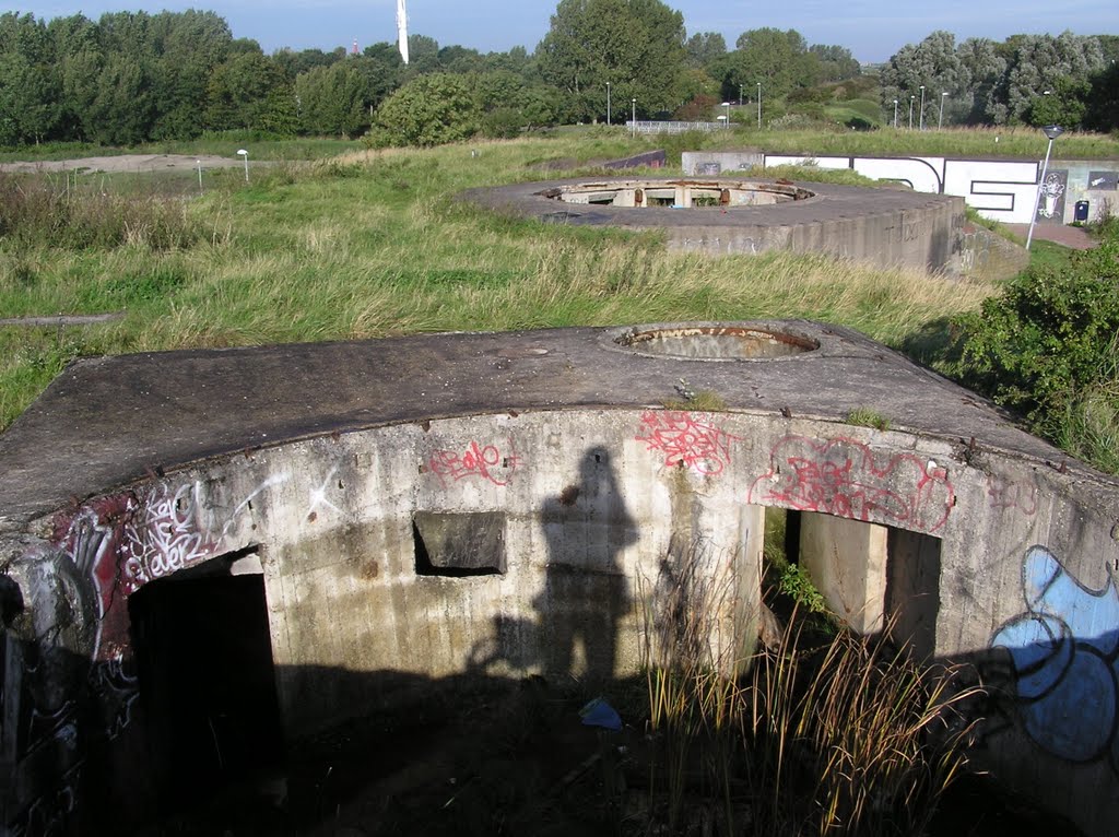 Bunker fort dirks admiraal (bunker 2nd ww, Fl 243 Schwere Flakstellung) by Eddy