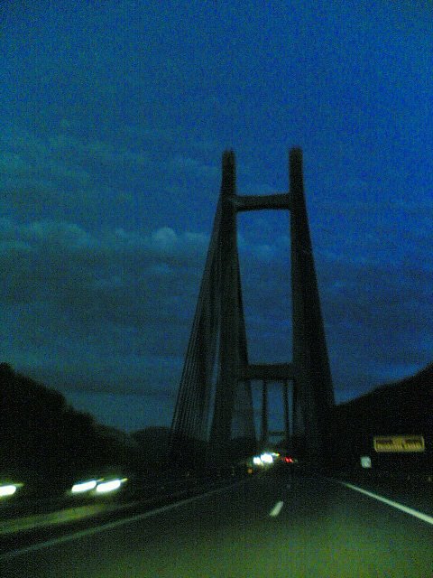 Puente de Barrios de Luna de noche by Emperador