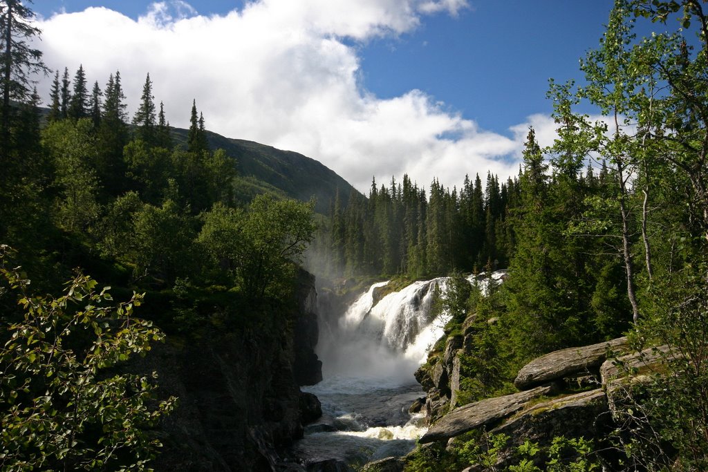 TUV Rjukandefossen 瀑布 by leobosch