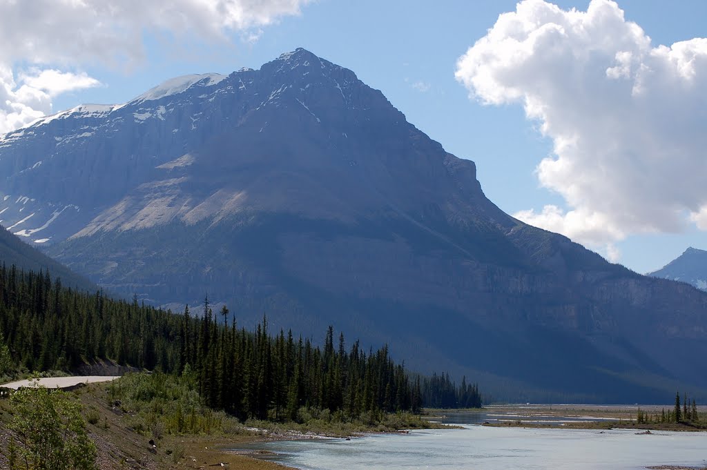 Mountain view along Alberta's Icefields Pkwy by Scotch Canadian